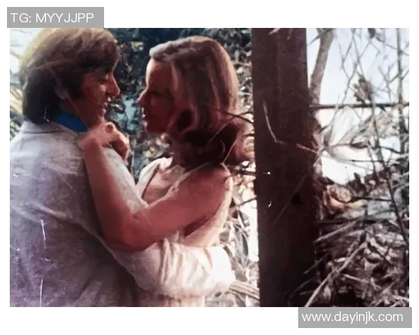 踢球的猛男和背后的女神：爱情与激情交织